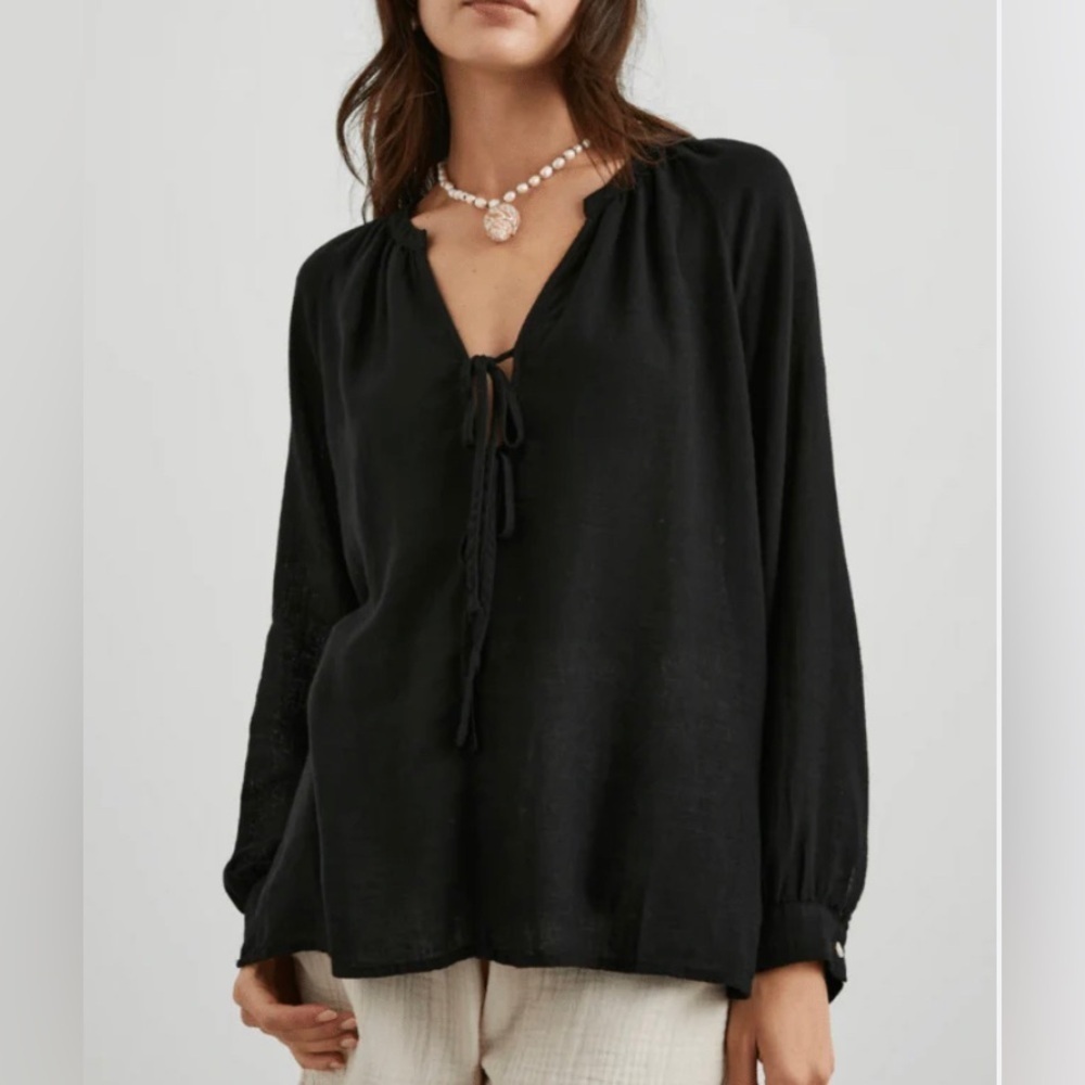Loft| Flowly long sleeve blouse.